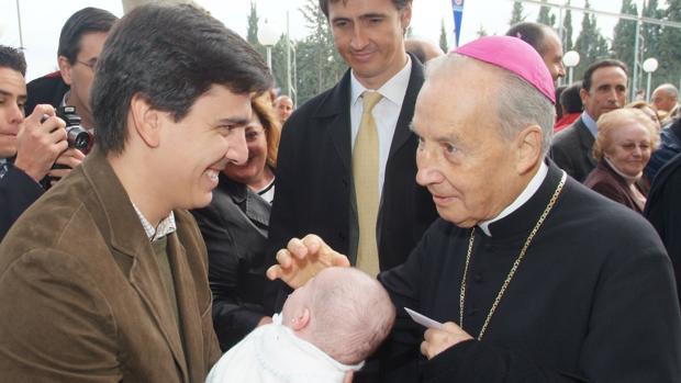 Monseñor Javier Echevarría bendice a un niño