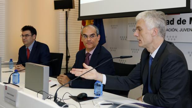 Andreas Schleicher analiza las claves para España del informe PISA en presencia del consejero madrileño de Educación, Rafael Van Grieken