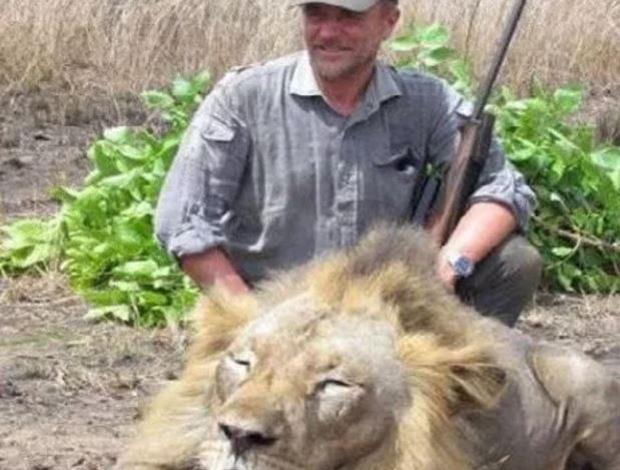 Un polémico cazador de leones muere al caer por un precipicio durante una  cacería