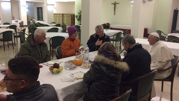 El Papa celebra su cumpleaños desayunando con ocho personas sin techo