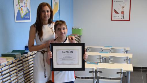 Iker Castro, junto a su profesora de Kumon