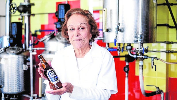 Laura Teixeira posa con un botellín de cerveza CUL