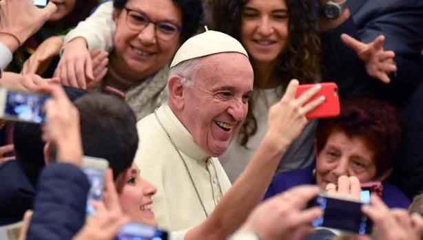 El Papa Francisco (c) es fotografiado por decenas de fieles a su llegada a la audiencia general de los miércoles en el Aula Pablo VI del Vaticano