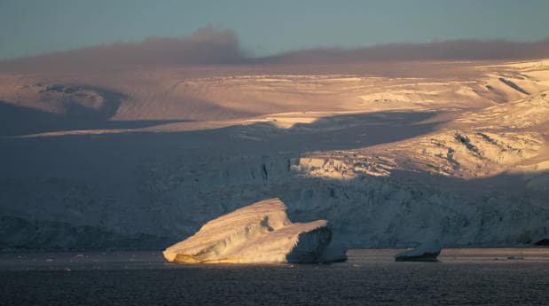 Iceberg y frente de glaciar en isla Livingston, donde está la Base Juan Carlos I