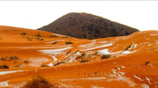 Las dunas del desierto del Sahara cubiertas por un manto blanco de nieve