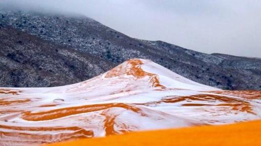 Las dunas del desierto del Sahara cubiertas por un manto blanco de nieve