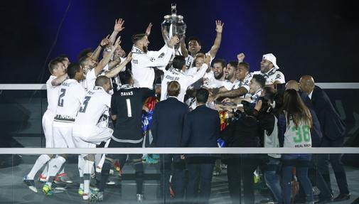 El Real Madrid en la fiesta para celebrar su undécima Copa de Europa conseguida en la Final de Milan en el estadio Santiago Bernabeu