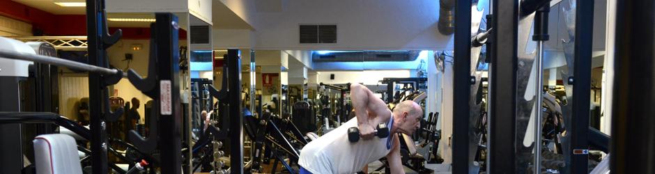 En la imagen un extranjero hace sus ejercicios en un gimnasio madrileño