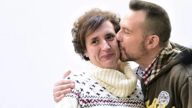 Teresa Romero recibe el beso de su marido, Javier Limón, el primer día que compareció ante los medios tras vencer la enfermedad