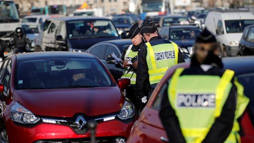 Policías franceses comprueban los papeles de un coche