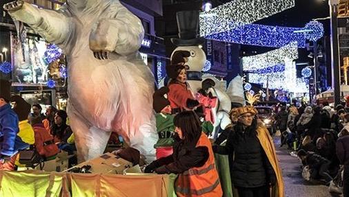 Los Reyes Magos desfilan por la calles adornadas de Andorra