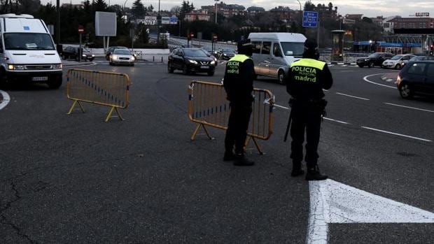 Control de la Policía para vigilar la entrada de camiones en Madrid