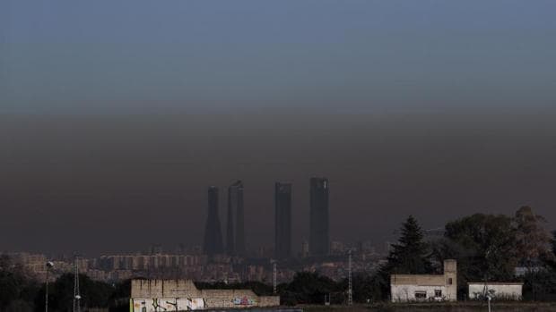 Vista de las Cuatro Torres de Madrid, con la boina de contaminación que se extiende desde hace unos días sobre la capital