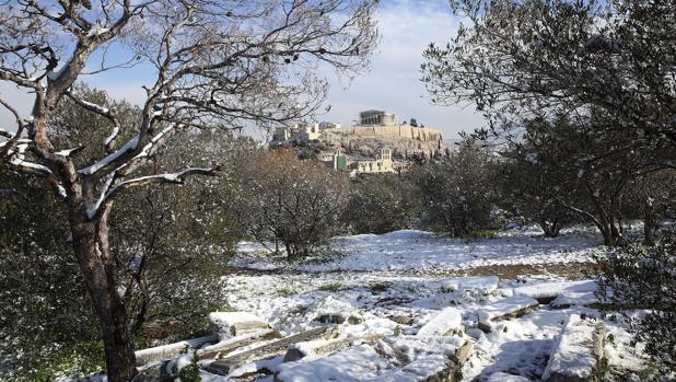 Vista del Acrópolis desde una colina nevada en Atenas (Grecia), este martes 10 de enero