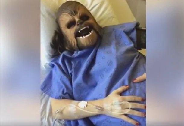 La nueva moda de las madres: usar la máscara de Chewbacca en las situaciones más insólitas