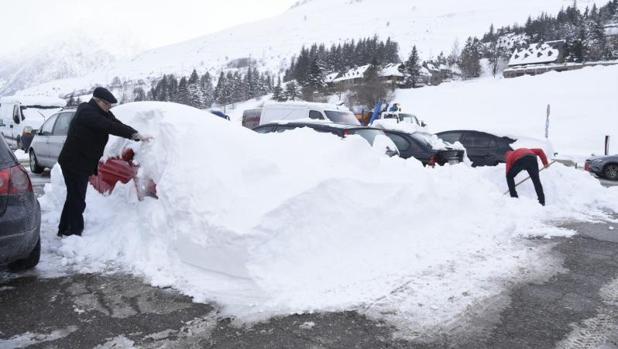 La nieve en Baqueira ha cubierto por completo los coches