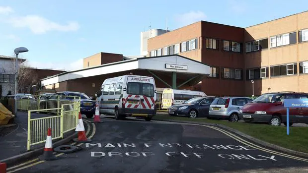 Vista exterior del hospital de Stafford, en el centro de Inglaterra, uno de los centros que está sufriendo la presión asistencial del invierno
