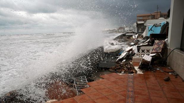 Casas, restaurantes y terrazas a la orilla del mar destrozados en la playa de Les marines (Denia) a causa del temporal maritimo que azota la Comunidad Valenciana