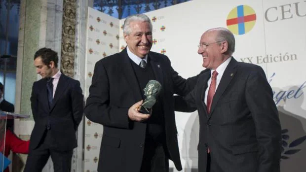 Rafael del Río recibe el premio Ángel Herrera de manos de Carlos Romero