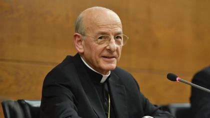 Monseñor Fernando Ocáriz durante su primer encuentro con los medios de comunicación