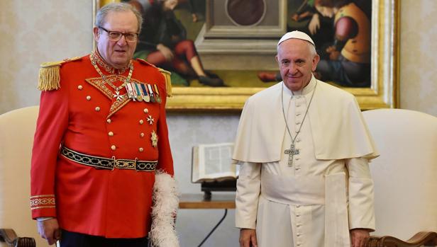 El Papa Francisco y el gran maestre de la Orden de Malta durante una audiencia privada en el Vaticano en junio