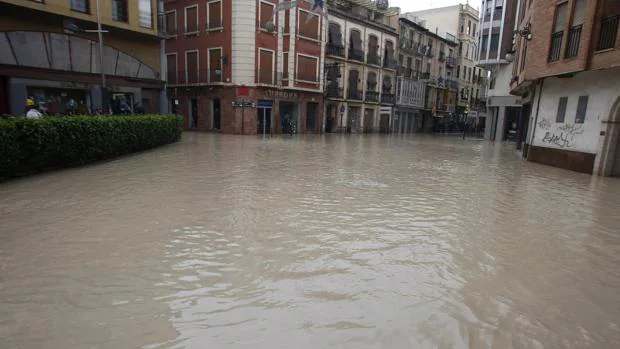 Calle anegada en el centro de Orihuela tras el desbordamiento del río Segura ocasionado por el fuerte temporal de lluvia que afectó en diciembre a gran parte de la Comunidad Valenciana