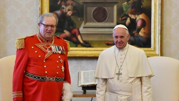 El Papa, junto al príncipe y gran maestre de la Orden de Malta Robert Matthew Festing durante una audiencia en junio