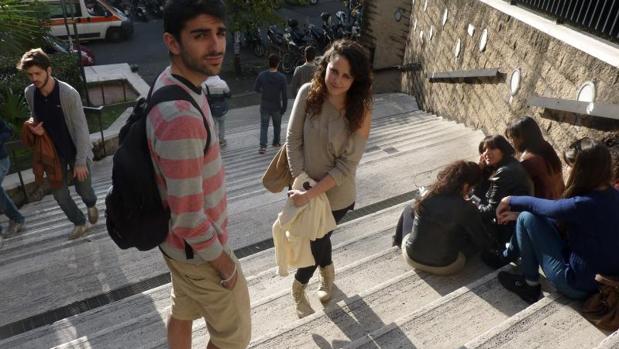 Estudiantes a las puertas de la Universidad de Roma