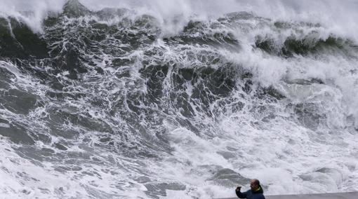 Una gran ola rompe en el Paseo Nuevo de San Sebastián