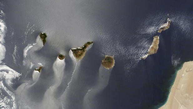Fotografía facilitada por la NASA de la imagen de las Islas Canarias que los seguidores de la NASA en internet han elegido como foto del año entre las miles captadas por distintos satélites, tras haber coronado al volcán submarino de El Hierro como la mejor vista de la Tierra desde el espacio durante el año 2012