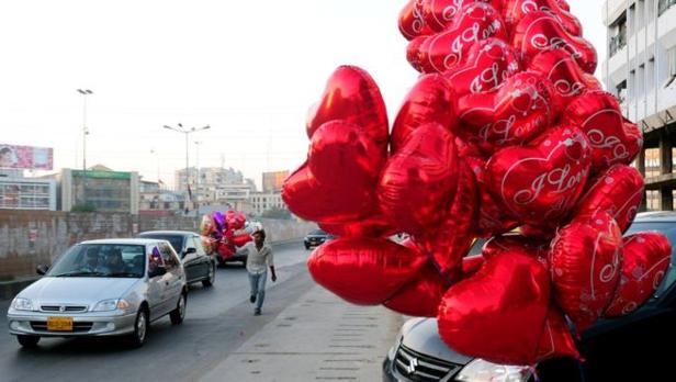 Globos que celebran San Valentín en una ciudad paquistaní