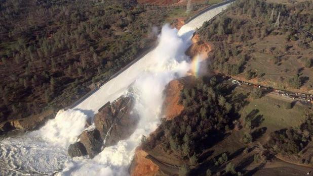 Se han detectado daños estructurales en uno de los principales aliviadores de la presa de Oroville (California)