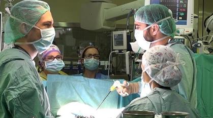 El equipo de Cardiología Infantil del Gregorio Marañón, durante la implantación del dispositivo