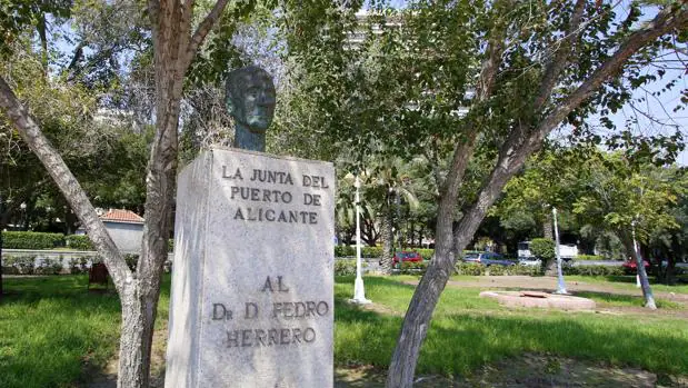 Monumento al médico Pedro Herrero en Alicante