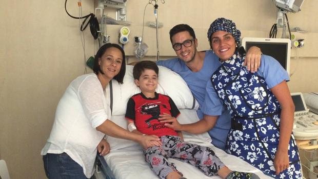 La doctora Georgia Sarquella-Brugada, junto a Nico, un niño con laminopatía