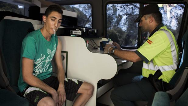 Un joven se somete a un test de drogas, durante un control preventivo de la Dirección General de Tráfico para concienciar a los conductores sobre el grave riesgo que supone para la conducción el consumo de alcohol