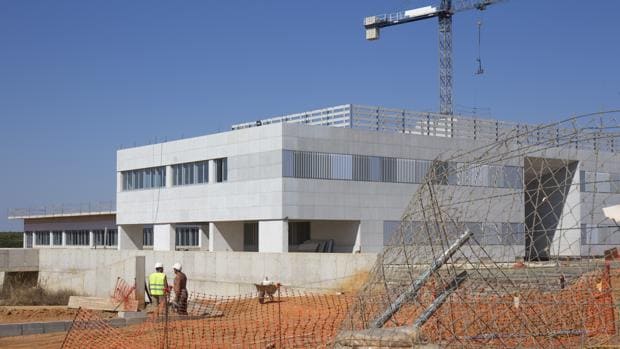 El centro hospitalario de Alta Resolución de Lepe, durante su construcción