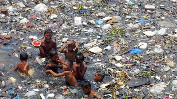 Unos niños se bañan en Filipinas en el río Malabon, contaminado y repleto de desechos