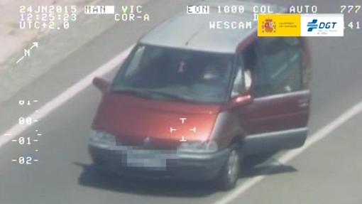 Un vehículo viaja con la puerta abierta durante varios metros en la carretera