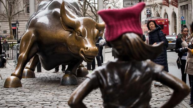 Una desafiante niña de bronce recuerda a Wall Street el papel de la mujer