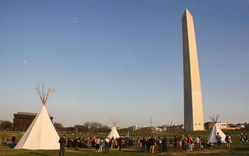 Cientos de nativos y activistas protestan contra el oleoducto en Washington