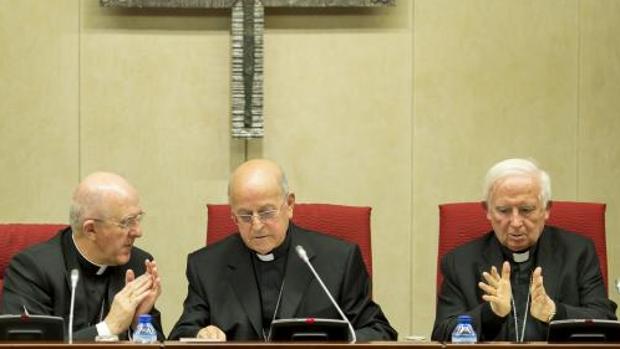 El cardenal Ricardo Blázquez (centro), junto a los cardenales Carlos Osoro (izqda.) y Antonio Cañizares (dcha.)