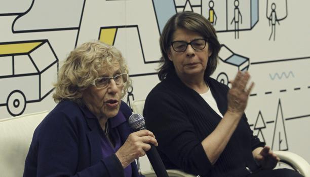 La alcaldesa de Madrid, Manuela Carmena (izq.), y la delegada de Medio Ambiente y Movilidad del Ayuntamiento, Inés Sabanés, durante la presentación este lunes 13 de marzo del nuevo Plan de calidad del aire y cambio climático de la ciudad, una de cuyas medidas prohibirá aparcar en el estacionamiento regulado de la almendra central de Madrid