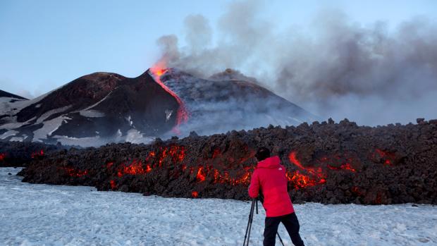 Los turistas observan la zona donde han resultado heridas diez personas tras la explosión en el Etna