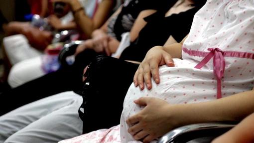 Varias mujeres embarazadas esperan en el hospital de Hangzhou, en la provincia de Zhejiang, al este de China