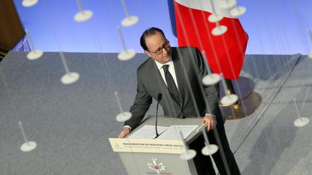 François Hollande, presidente de Francia, donde se plantean sumarse a la prohibición de subir aparatos electrónicos grandes a los aviones