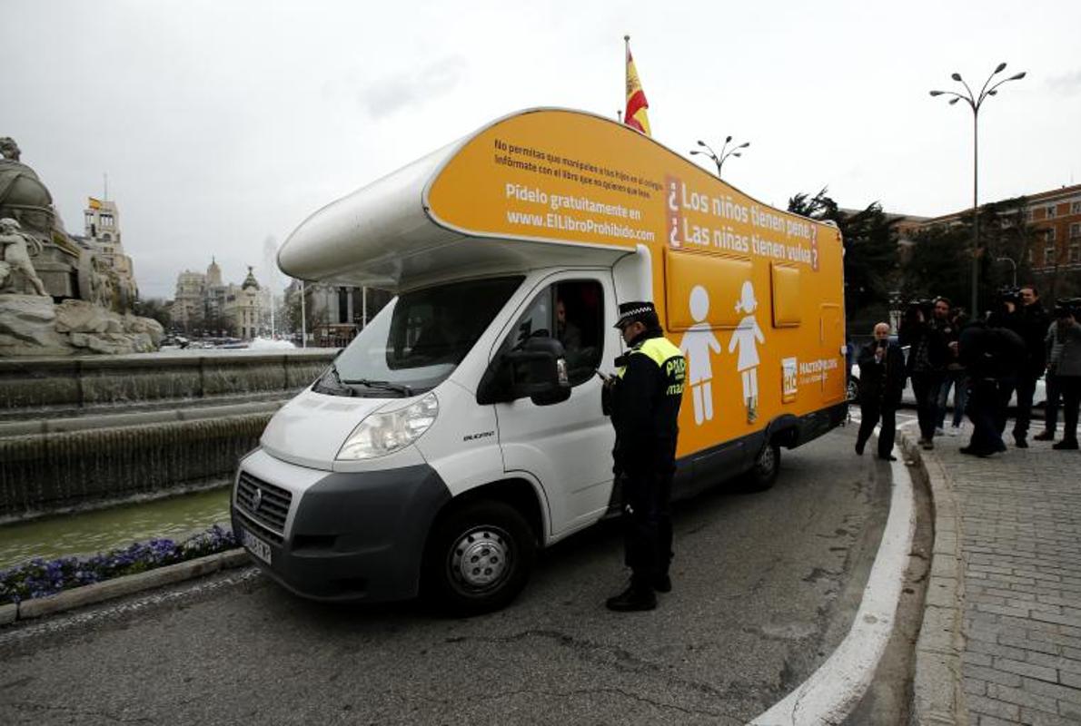 Una autocaravana de Hazte Oír recorre Nueva York desde hoy, como lo hace por ciudades españolas