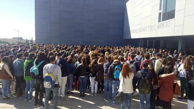 Minuto de silencio llevado a cabo esta mañana antes las puertas de la Facultad de Comercio