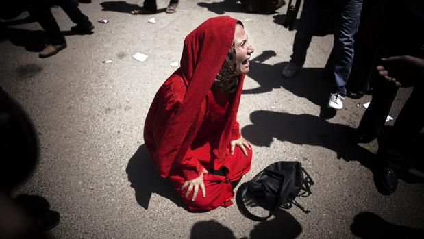 Imagen de 2014 que muestra a una mujer llorando tras la muerte de su hijo en Egipto
