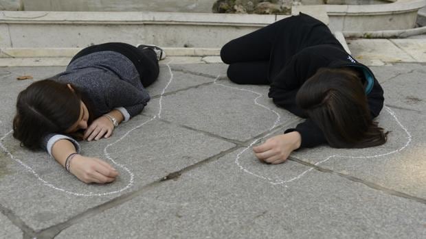 Dos mujeres durante una protesta contra la violencia machista en Madrid, en una imagen de archivo